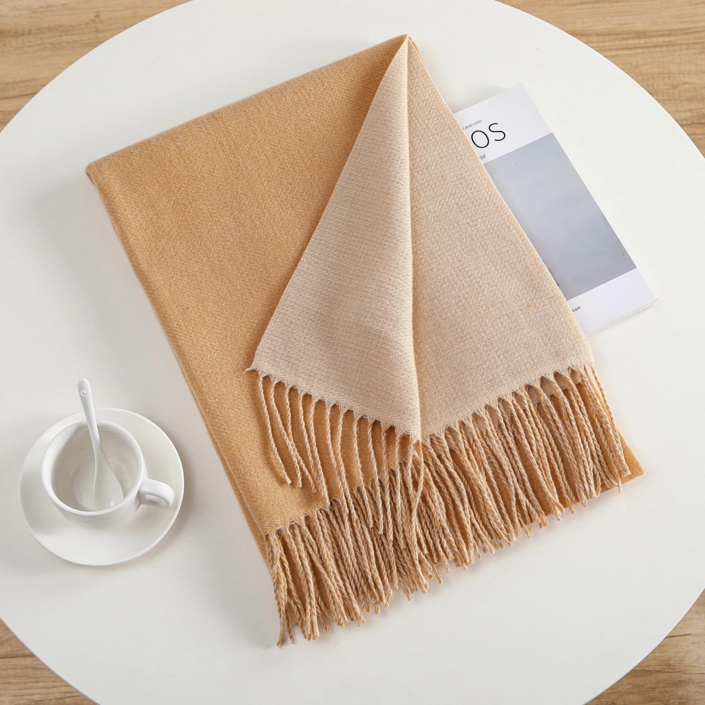 Elegante e semplice sciarpa calda in cashmere a tinta unita, ideale per gli spostamenti quotidiani.