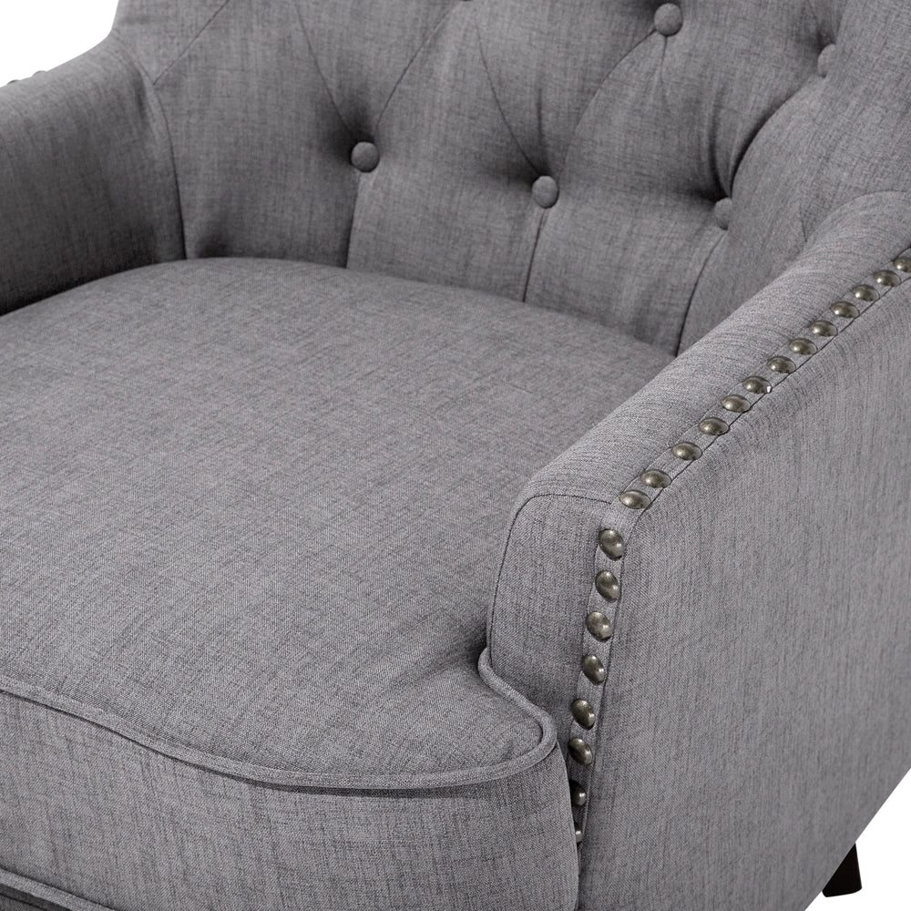 Poltrona Wingback Pulsante grigio chiaro Schienale capitonné Gambe nere Rifiniture a testa chiodata Elegante soggiorno in stile Chesterfield