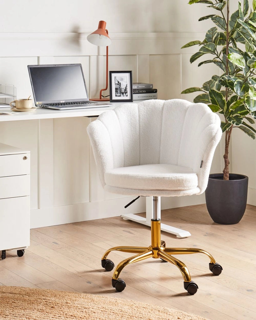 Sedia da ufficio in tessuto bouclè di colore bianco con base girevole altezza regolabile elegante moderna