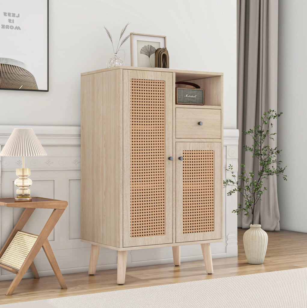 Credenza da soggiorno 60x40x101 cm in truciolare effetto rovere; 2 ante in rattan e 1 cassetto