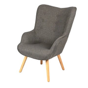 Poltrona da salotto in tessuto grigio scuro con piedi in legno collezione ENJOY. Stile scandinavo.