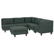 Divano componibile a 5 posti imbottito lato sinistro in tessuto verde scuro con gambe nere e pouf stile moderno