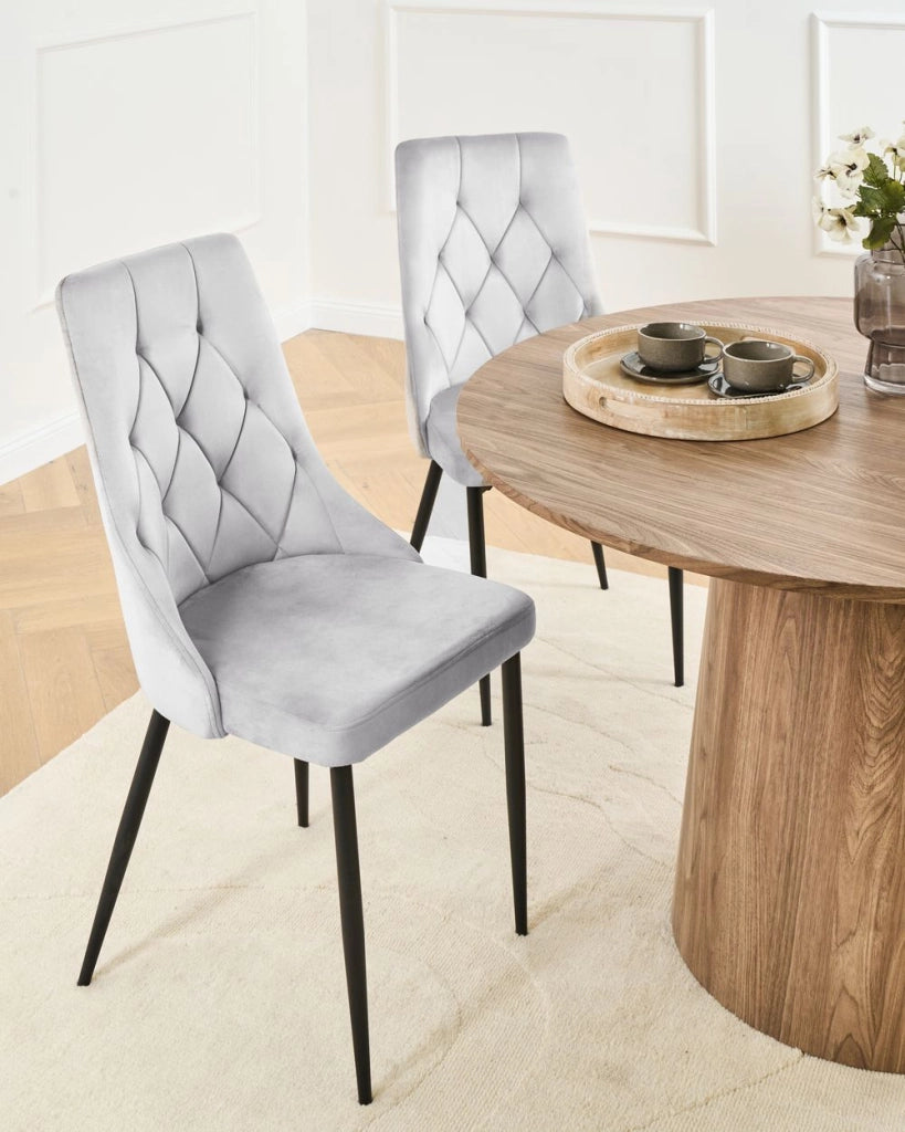 Set di 2 sedie da pranzo in velluto grigio chiaro  con gambe nere in ferro Sedie imbottite moderne