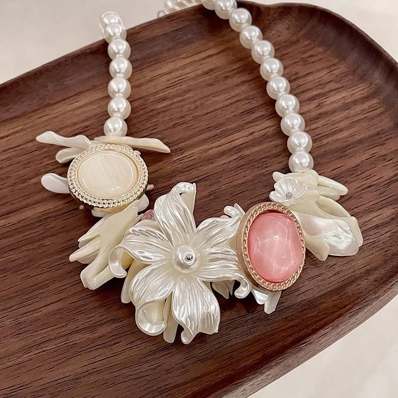 Collana di perle a forma di fiore in conchiglia, realizzata a mano: design naturale e irregolare