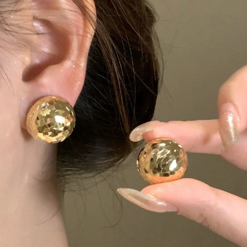 Schegge metalliche, scintillii ghiacciati, orecchini emisferici da donna, che emanano uno stile sofisticato ed elegante.