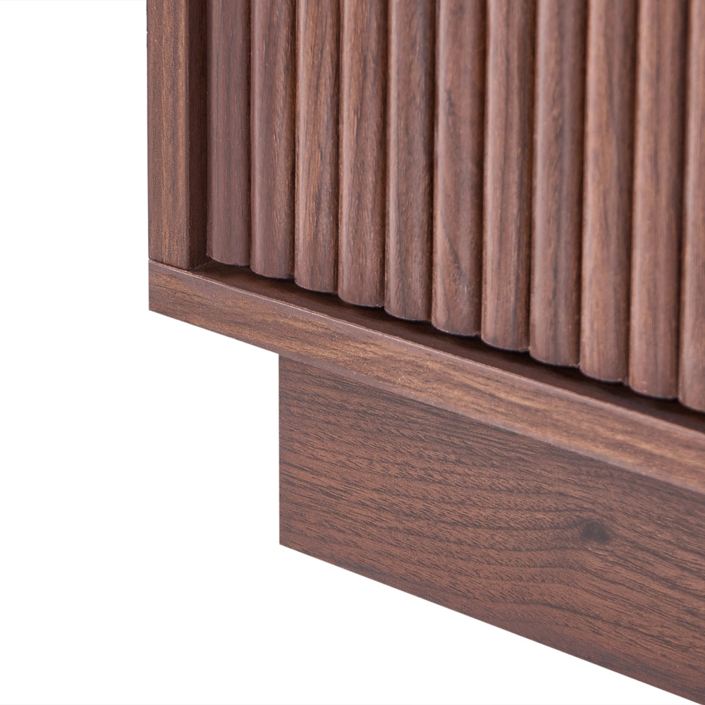 Credenza a 4 ante in MDF, colore marrone scuro, da appoggio, con ripiani e frontale scanalato, mobile contenitore per la casa