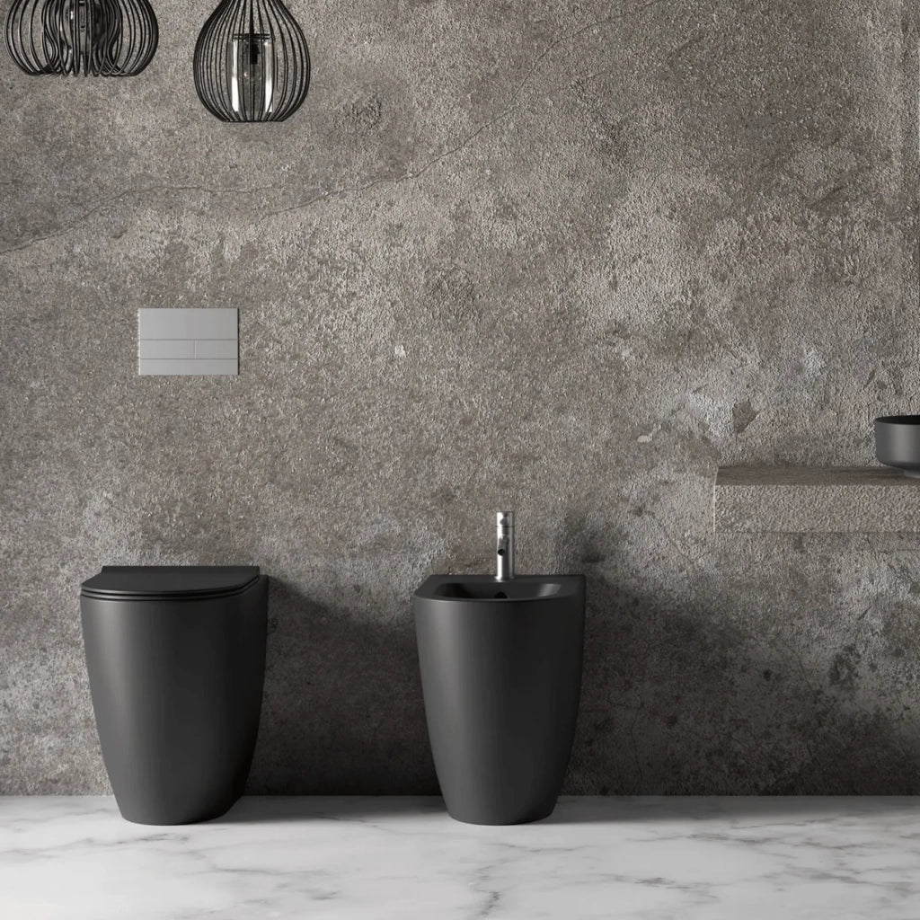 Coppia Di Sanitari Alice Ceramica Da Terra Filo Muro Senza Brida Nero Opaco "Form"