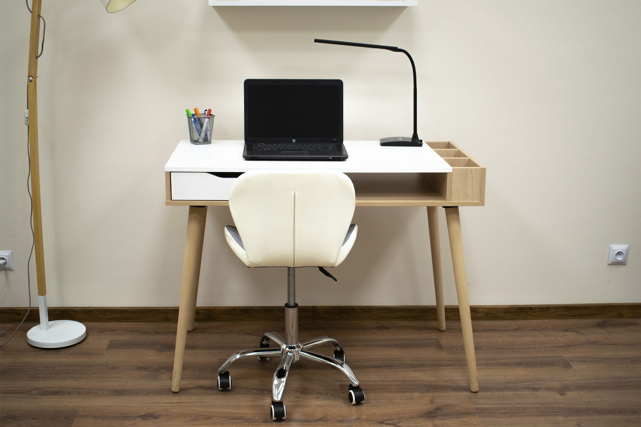 Sedia girevole Valora AVOLA grigia e bianca dal design ergonomico