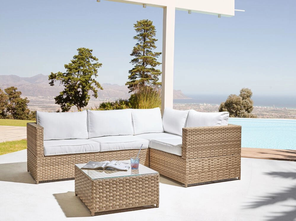 Set da giardino in rattan composto da divano angolare e tavolino in vetro con cuscini bianco sporco per esterno elegante