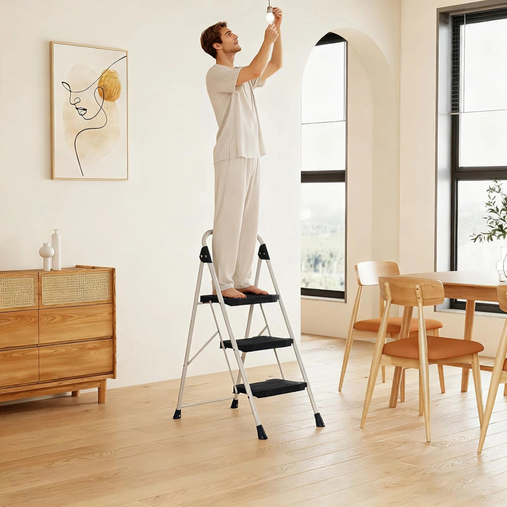 Scala a 3 Gradini, Scaletta Pieghevole in Acciaio con Corrimano Imbottito, Pedale Antiscivolo e Blocco di Sicurezza, per Cucina, Giardino e Ufficio, Portata 360 kg (Nero + Bianco)