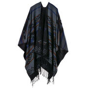 Mantella extra lunga e spessa in cashmere con spacco e nappa a motivo geometrico a rombi.