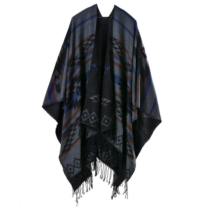 Mantella extra lunga e spessa in cashmere con spacco e nappa a motivo geometrico a rombi.
