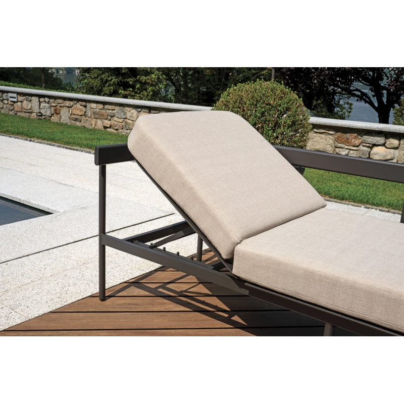 Salotto Angolare Torvaianica In Alluminio Antracite - Due Pillow Ruggine E Uno A Righe Moia