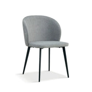 Sedia rivestita in tessuto per sala da pranzo di colore grigio chiaro. Collezione HARDIN