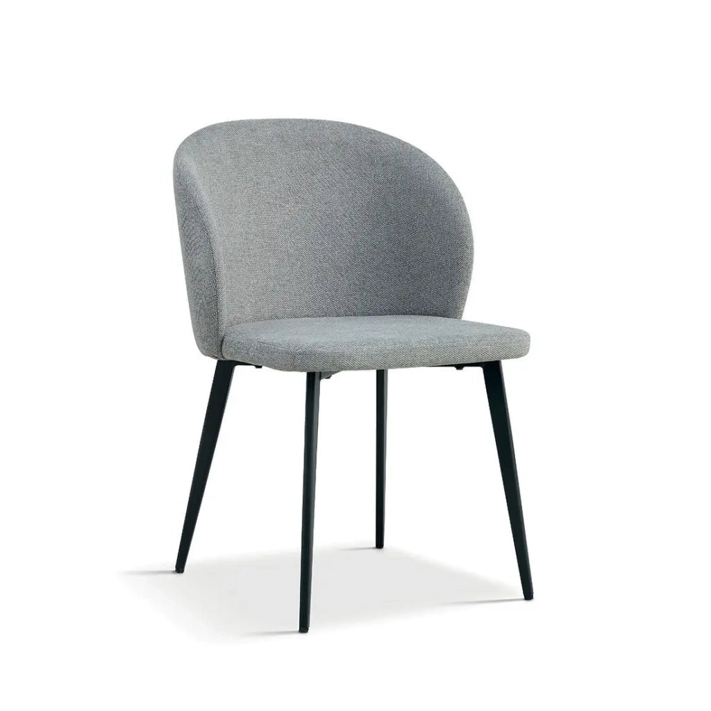 Sedia rivestita in tessuto per sala da pranzo di colore grigio chiaro. Collezione HARDIN