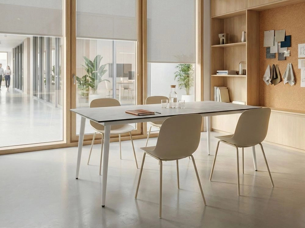 Tavolo da riunione con piano in HPL e struttura in alluminio resistente ai raggi UV, all'acqua e alla ruggine bianco con effetto travertino