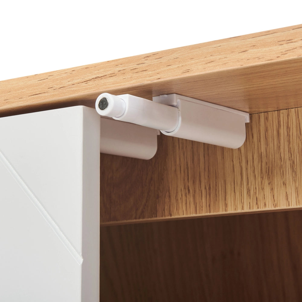 Credenza bianca e chiara in MDF impiallacciato in particelle di legno a 2 ante con ripiani Soluzione di archiviazione scandinava per la camera da letto