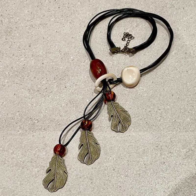 Collana vintage con ciondolo a foglia e perline: gioielli con nappe fatti a mano