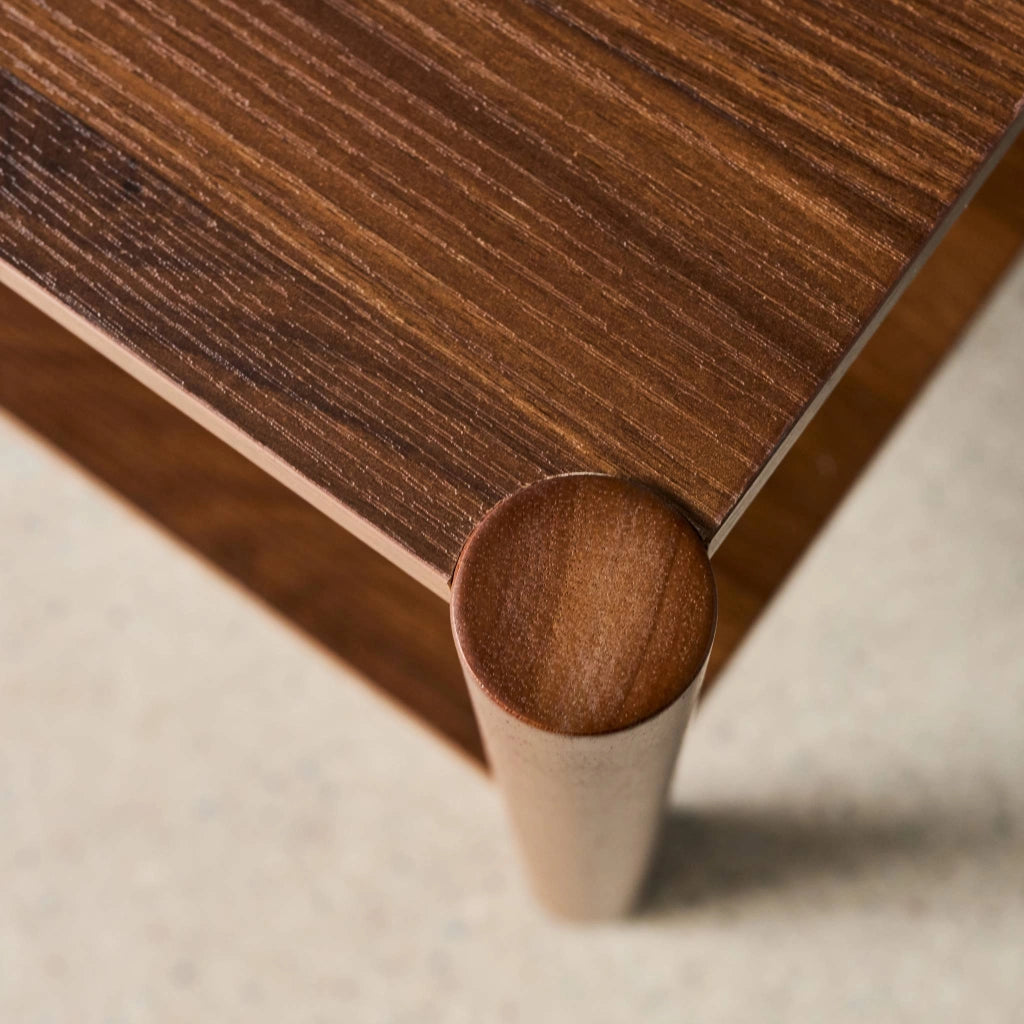 Tavolino rettangolare decorazione legno doppio ripiano, noce