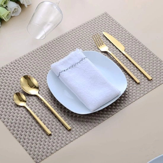 Set di utensili da cucina - 24 pezzi in acciaio inox colore oro, in scatola nera.