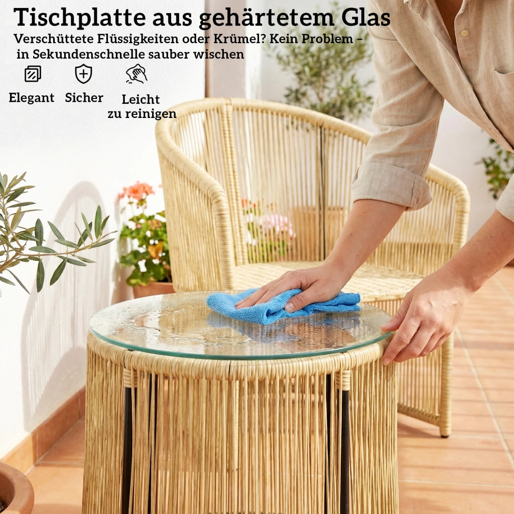 Set bistrot in rattan a 3 pezzi: tavolo rotondo di vetro; poltrone e cuscini; crema bianca