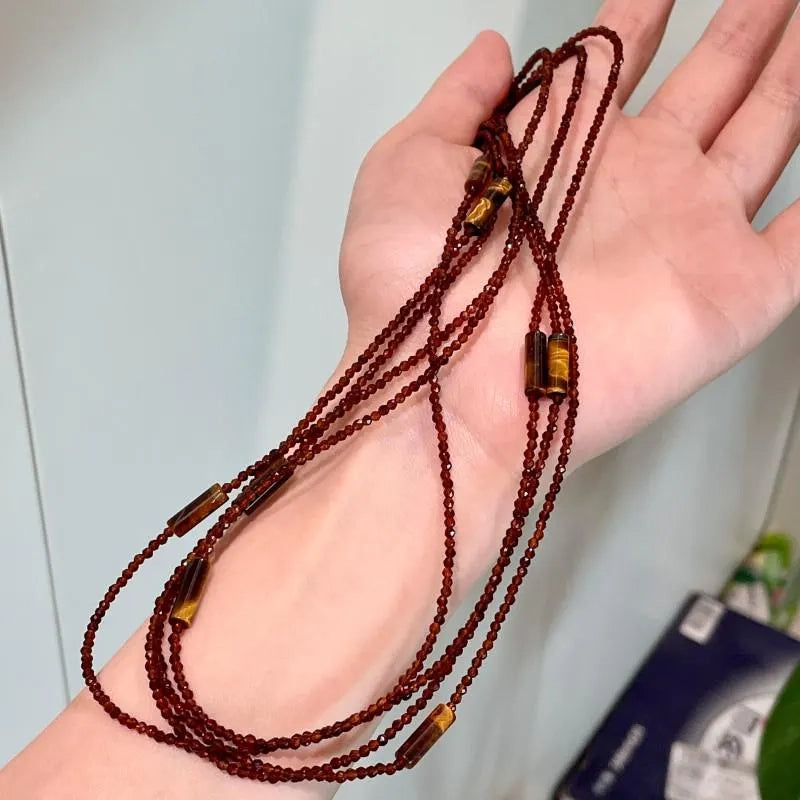 Collana fatta a mano con perline di cristallo marrone: gioiello leggero con perline.