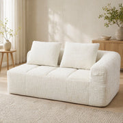 Divano chaise longue in chenille beige, morbida imbottitura in schiuma, tasche laterali e cuscino incluso