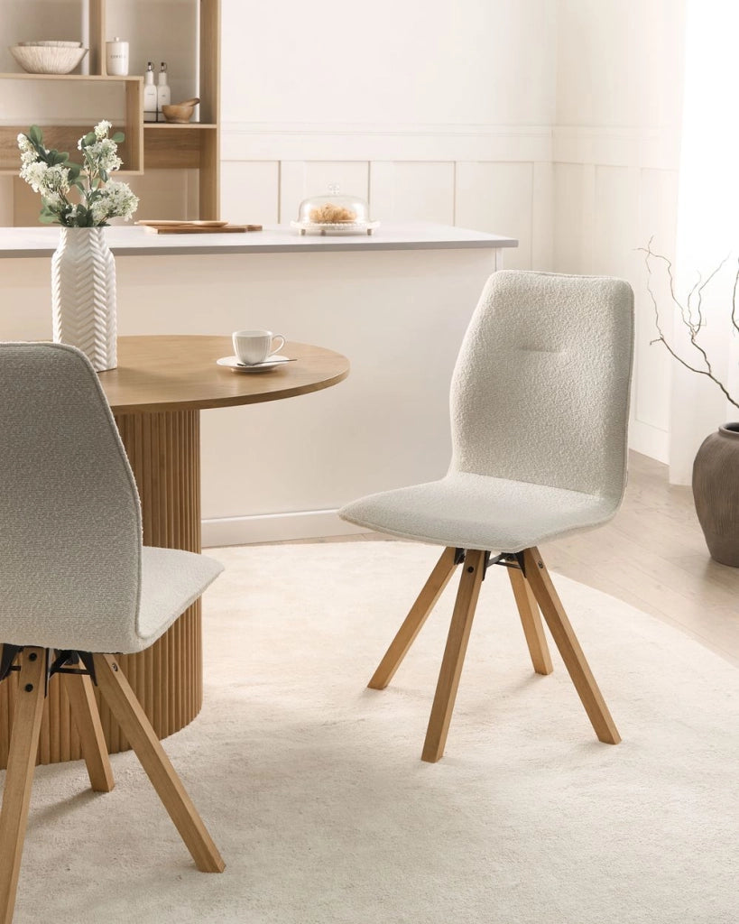 Set di 2 sedie girevoli Boucle per sala da pranzo Rivestimento in tessuto bianco sporco Base con gambe in legno girevoli in metallo