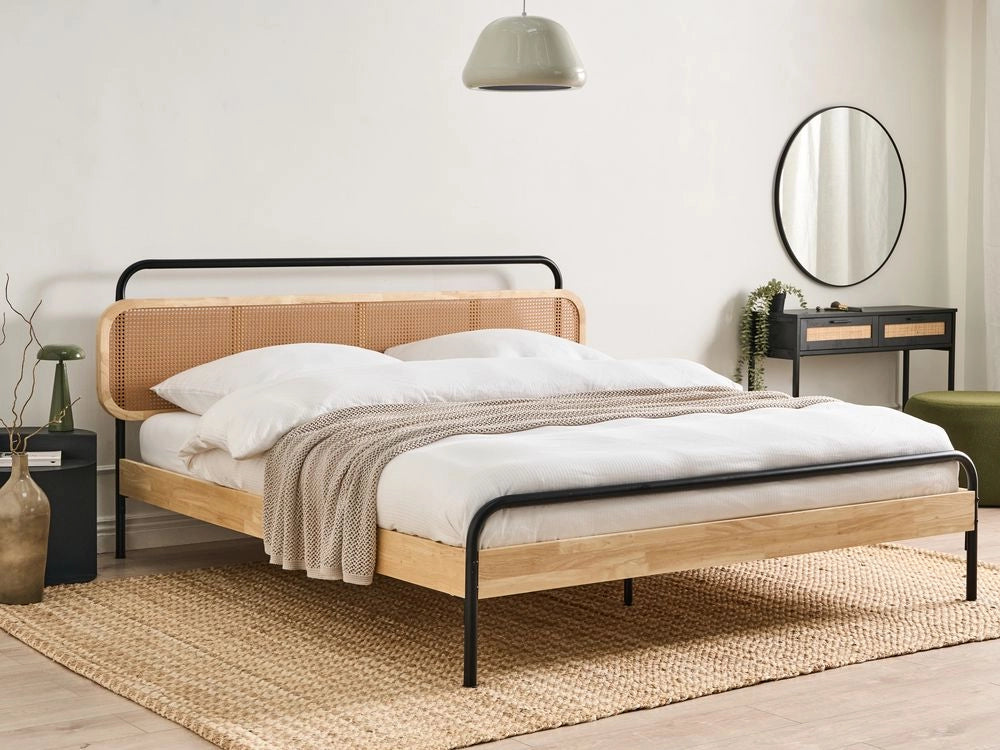 Letto matrimoniale moderno base a doghe con testata a treccia viennese in legno di gomma chiaro 180 x 200 cm Camera da letto