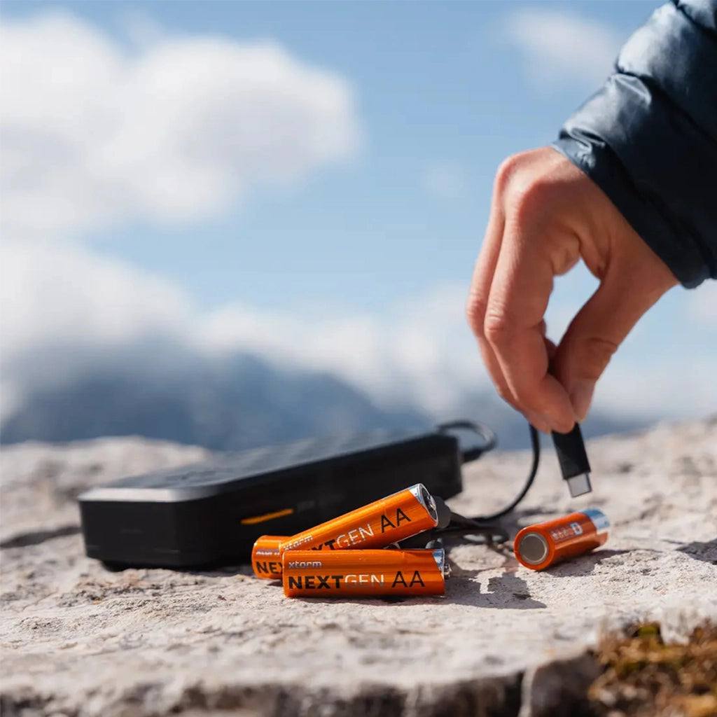 Confezione da 4 batterie AA ricaricabili con porta USB-C, collezione NextGen, con cavo Arancione Xtorm