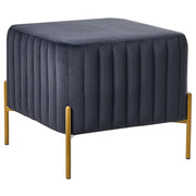 Pouf rivestito in velluto nero con gambe in metallo dorato seduta quadrata 47 x 47 cm per un salotto glamour