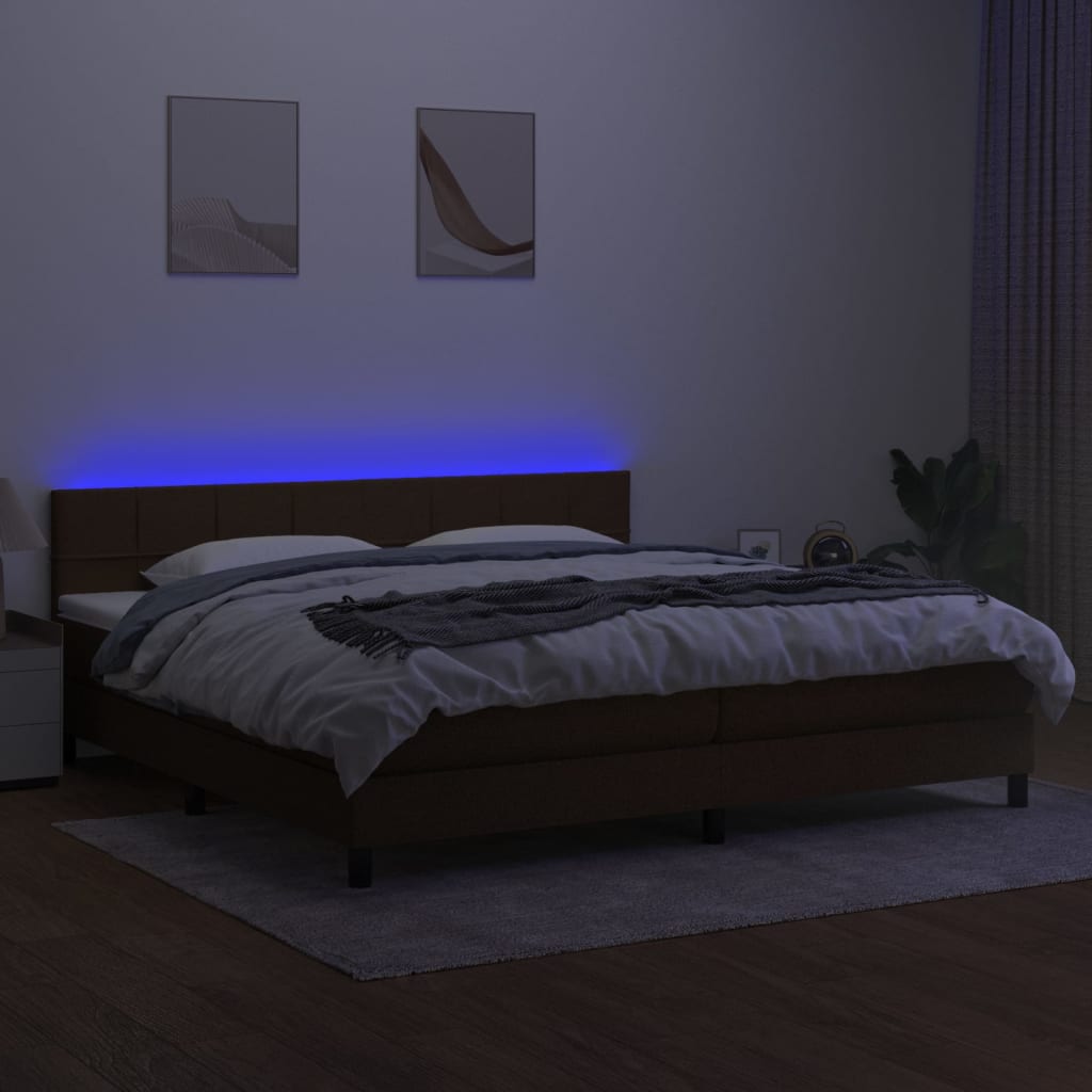 Letto a Molle Materasso e LED Marronescuro 200x200cm in Tessuto 3138424
