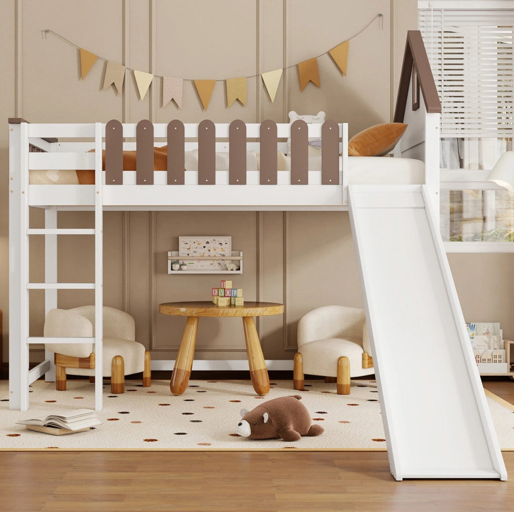Letto a soppalco con scivolo, scala dritta a tre gradini e design a casetta