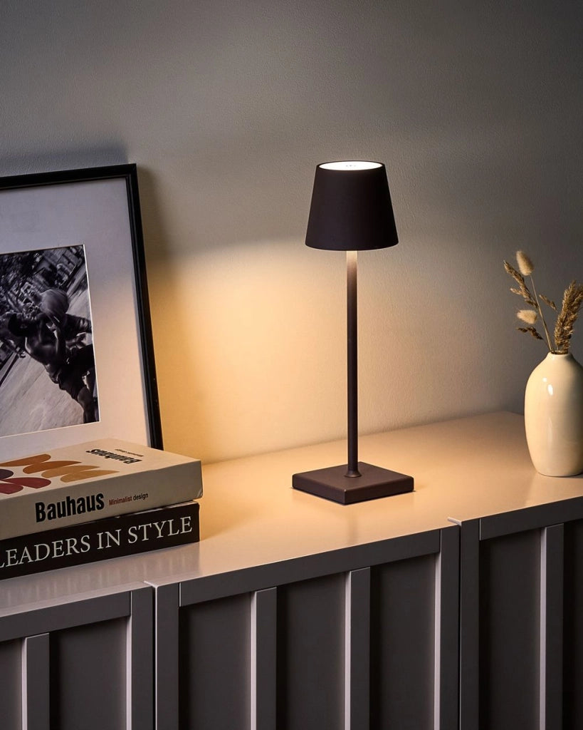 Lampada da tavolo marrone in alluminio per interni ed esterni, moderna, con interruttore touch e cavo USB per ricarica senza fili