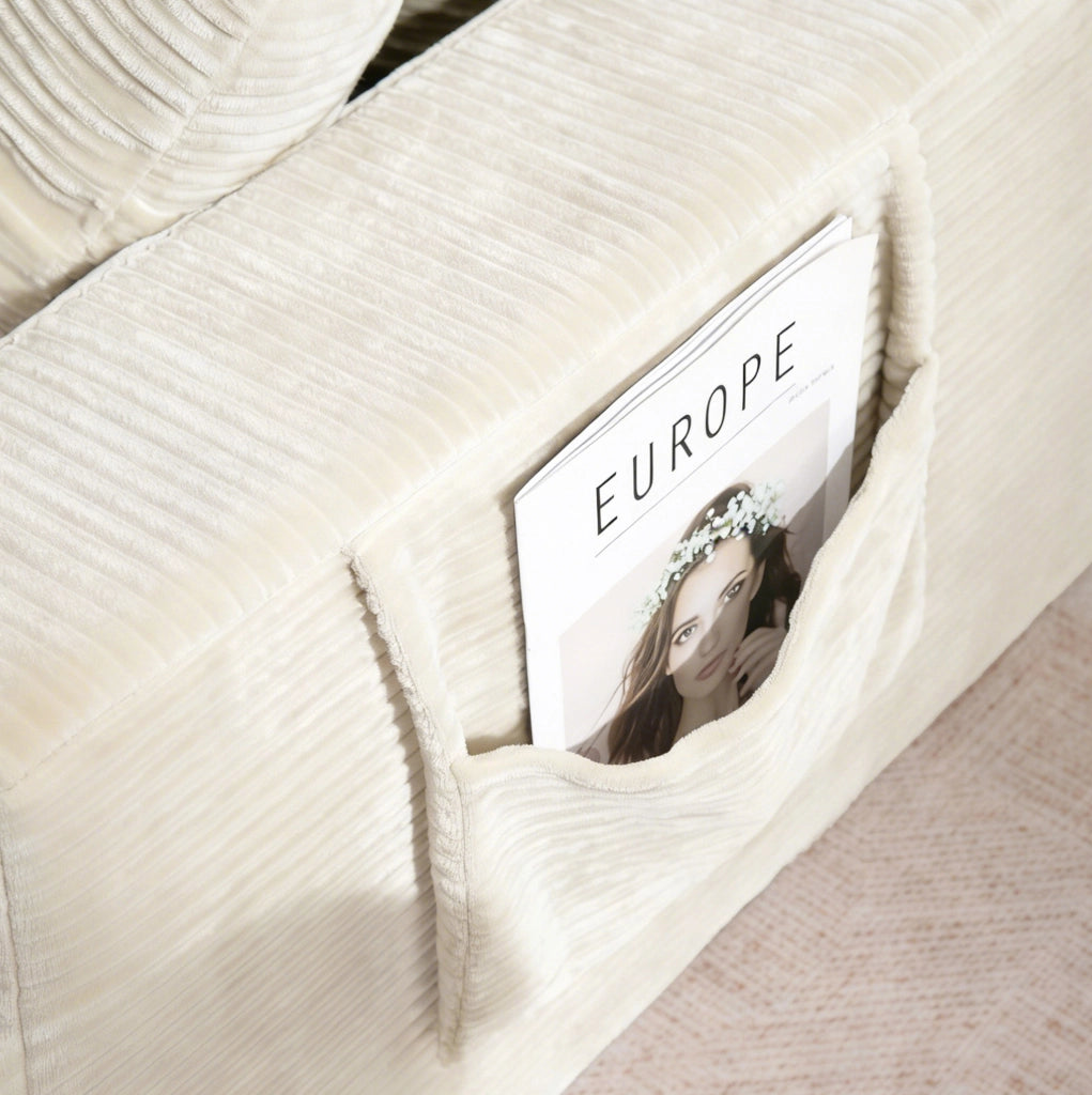 Divano in corduroy beige con tasche laterali e cuscini