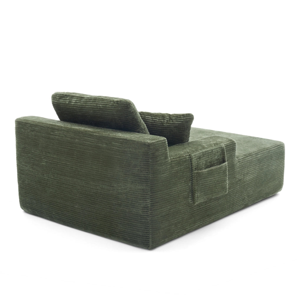 Divano in corduroy verde con tasche laterali e cuscini