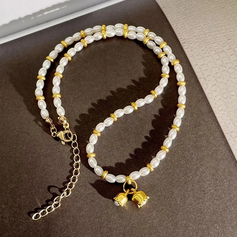 Collana fatta a mano con orchidea dorata e perle, regalo di Natale o di compleanno.