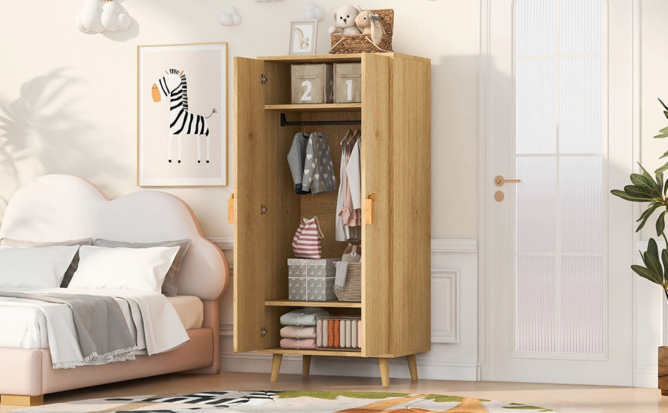 Scaffale a doppia anta con ampi vani interni e maniglie a forma di cartone in MDF colore legno 70 × 55 × 170 cm