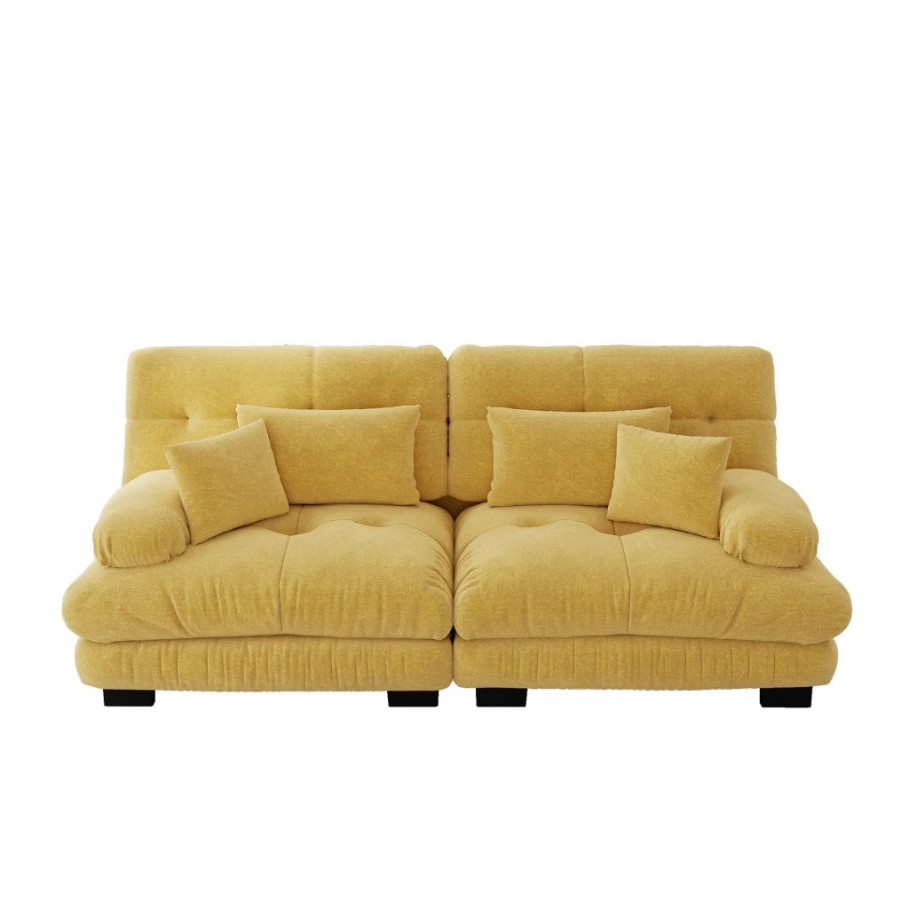 Divano modulare in chenille gialla con seduta profonda e cuscini; stile cloud