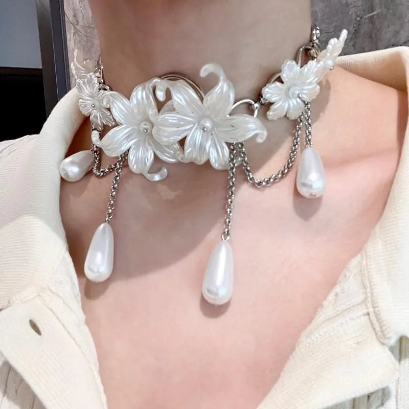 Collana con nappina a forma di fiore bianco: gioiello fatto a mano con perle