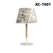 Trade Shop - Lampada Da Tavolo Con Paralume Bianco In Tessuto Base Legno Lampada E27 Xc-7007 -