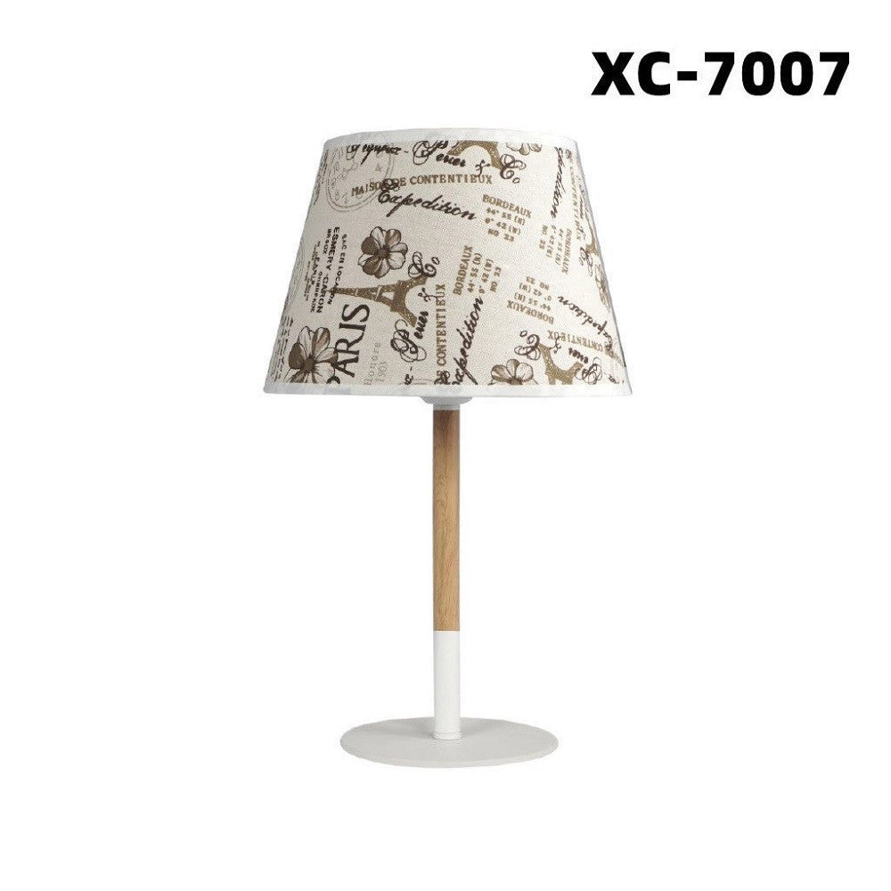 Trade Shop - Lampada Da Tavolo Con Paralume Bianco In Tessuto Base Legno Lampada E27 Xc-7007 -