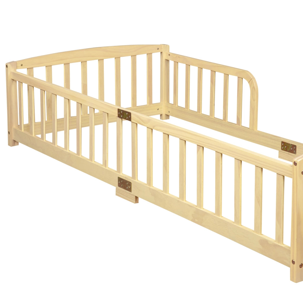 Letto a pavimento 90x200 cm per bambini con sponde di sicurezza in legno naturale