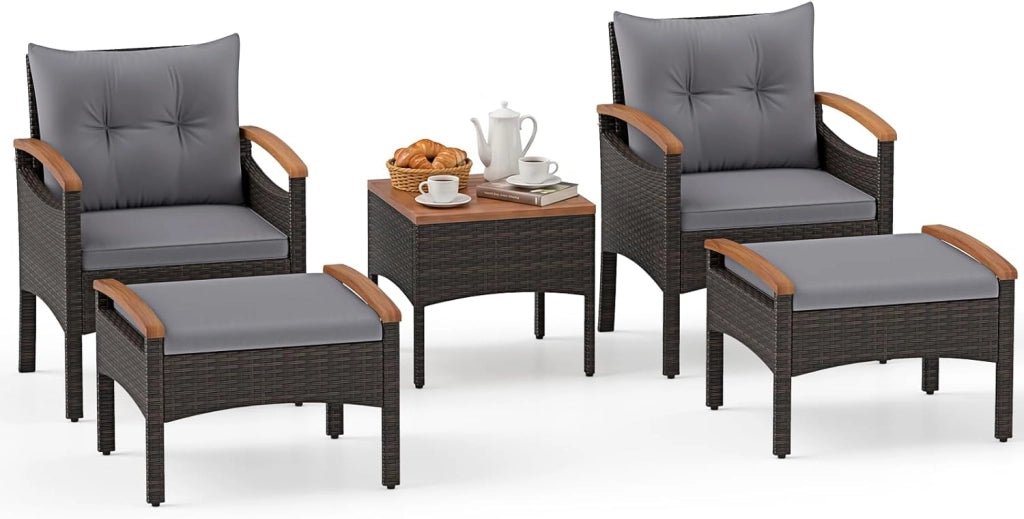 Set Salotto da Giardino in Rattan da 5 Pezzi, Set in Vimini per Esterni con Cuscini per Sedili e Schienale, Comodo Tavolino e 2 Ottomane, per Giardino Cortile Piscina (Bianco)