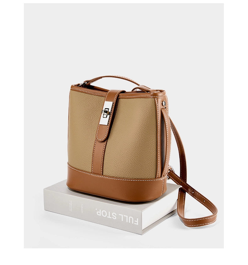 Borsa a tracolla in vera pelle da donna, colore marrone.