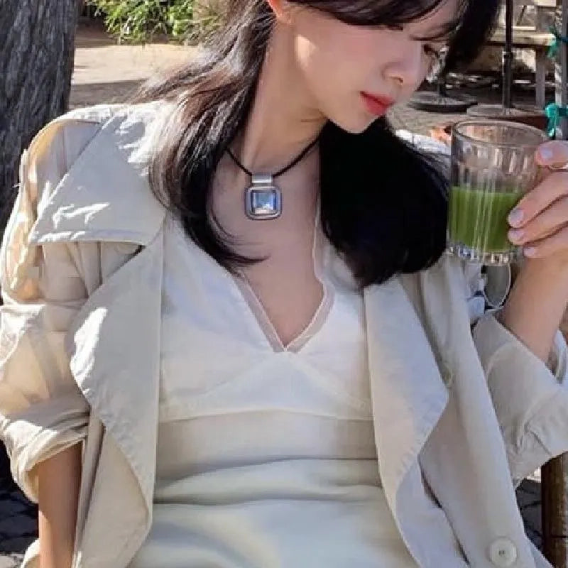 Collana con pendente quadrato in metallo nero, realizzata a mano: decorazione con perline.