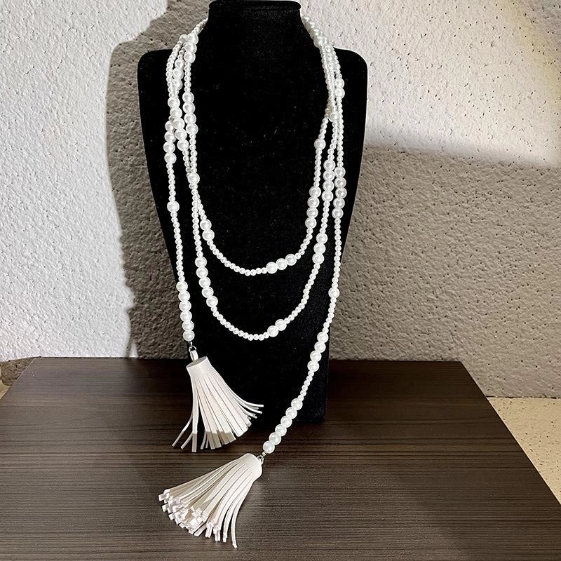 Collana lunga vintage con perline bianche e nappa, regalo di Natale o compleanno.