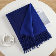 Elegante e semplice sciarpa calda in cashmere a tinta unita, ideale per gli spostamenti quotidiani.