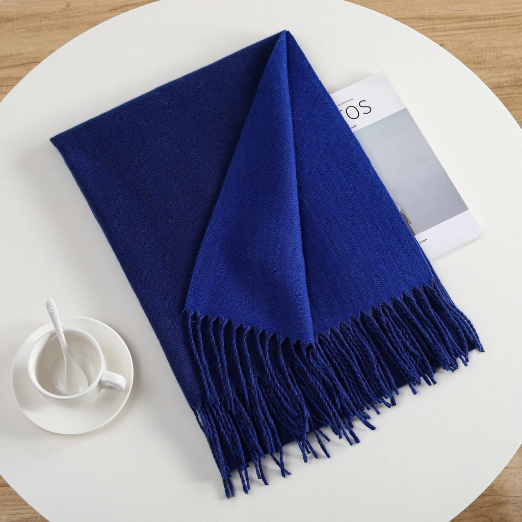 Elegante e semplice sciarpa calda in cashmere a tinta unita, ideale per gli spostamenti quotidiani.