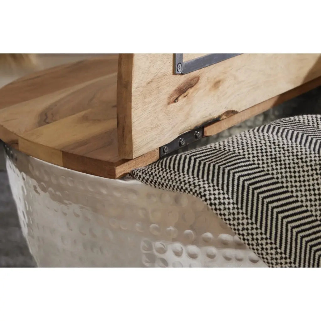 Table bassa TRIANE 60 cm con contenitore – Piano in legno di acacia e struttura in metallo argento martellato